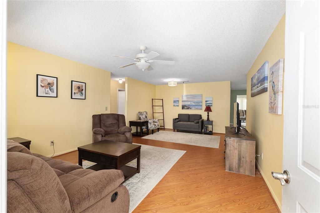 For Sale: $159,900 (2 beds, 2 baths, 1530 Square Feet)