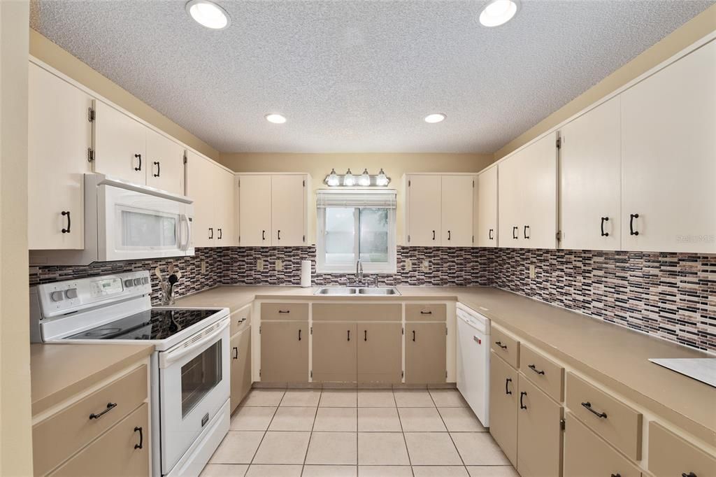 For Sale: $159,900 (2 beds, 2 baths, 1530 Square Feet)