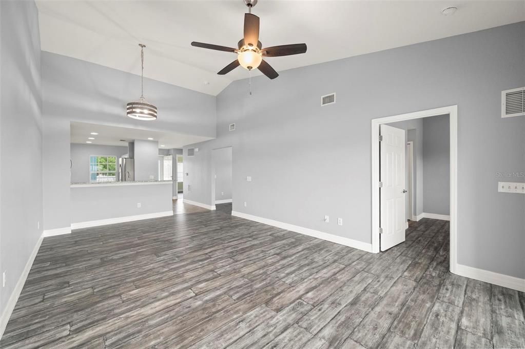 For Sale: $249,900 (2 beds, 2 baths, 1168 Square Feet)
