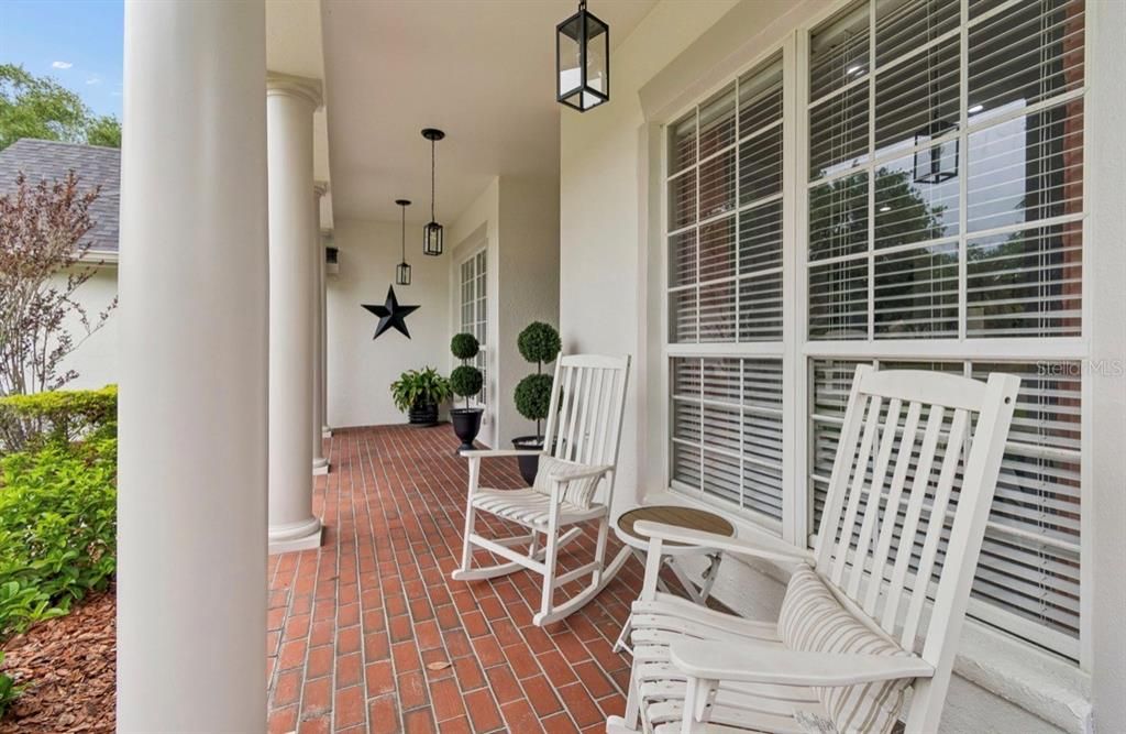 Activo con contrato: $899,900 (4 camas, 3 baños, 2975 Pies cuadrados)
