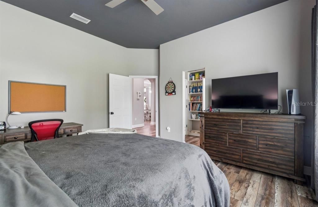 Activo con contrato: $899,900 (4 camas, 3 baños, 2975 Pies cuadrados)