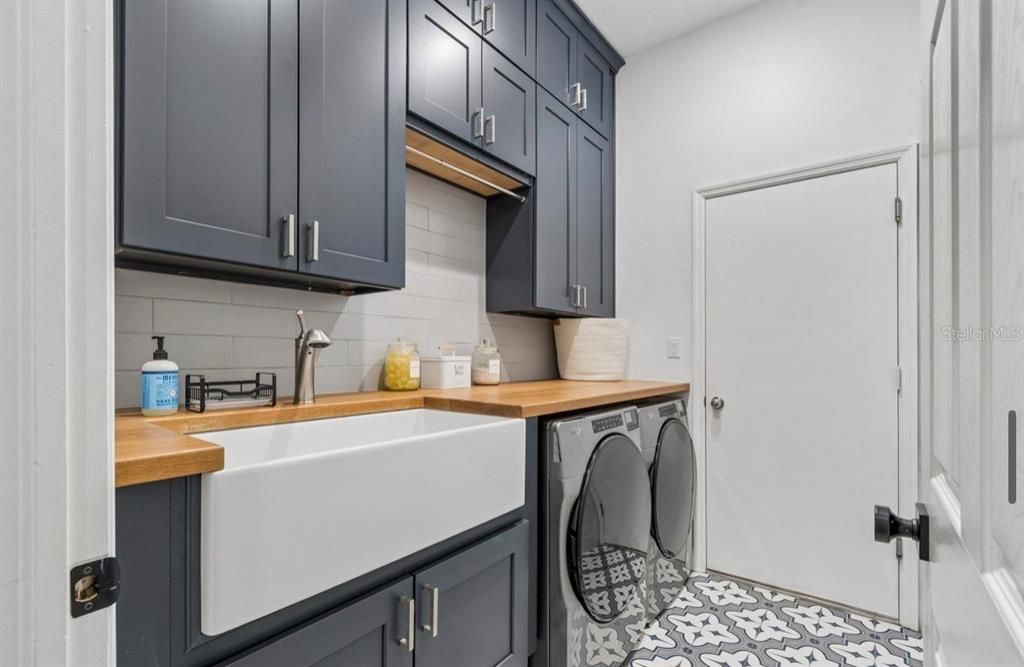 Activo con contrato: $899,900 (4 camas, 3 baños, 2975 Pies cuadrados)