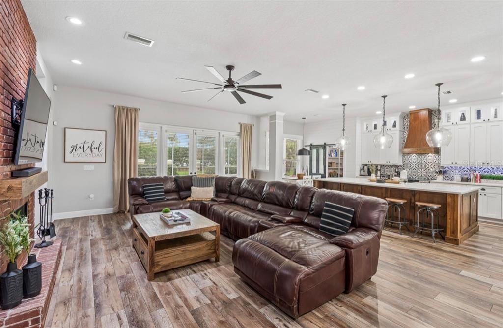 Activo con contrato: $899,900 (4 camas, 3 baños, 2975 Pies cuadrados)
