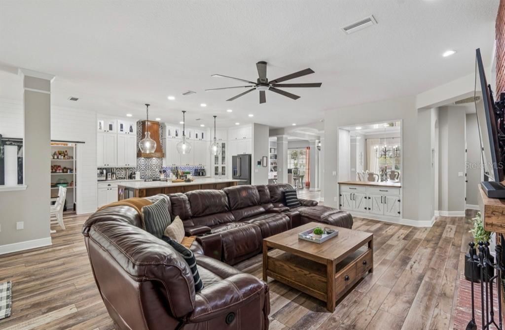 Activo con contrato: $899,900 (4 camas, 3 baños, 2975 Pies cuadrados)