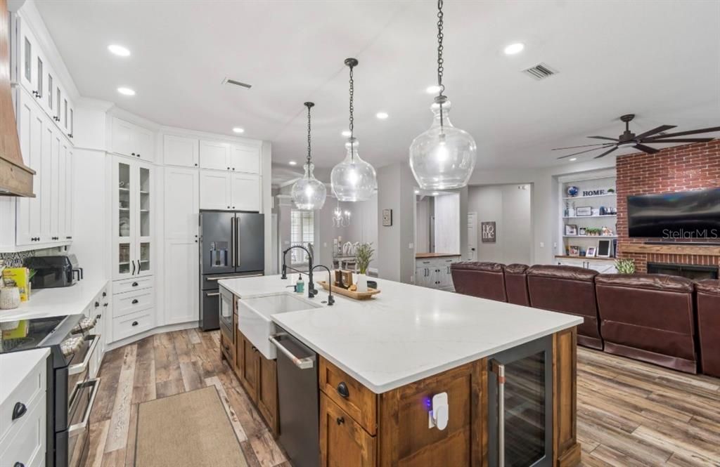 Activo con contrato: $899,900 (4 camas, 3 baños, 2975 Pies cuadrados)