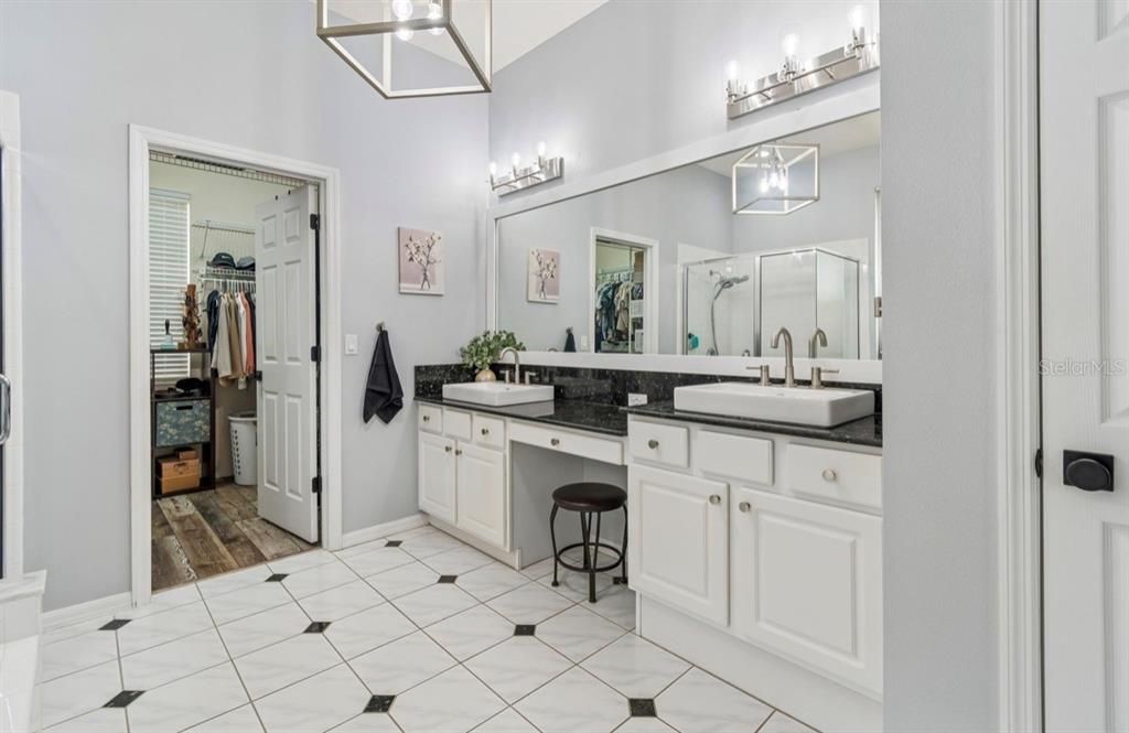 Activo con contrato: $899,900 (4 camas, 3 baños, 2975 Pies cuadrados)