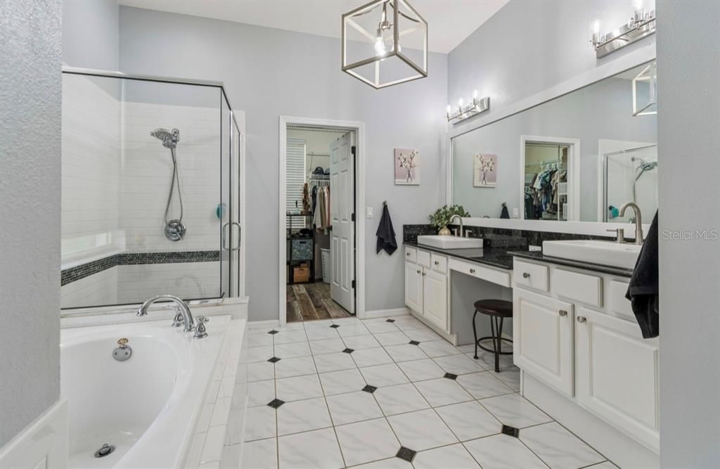 Activo con contrato: $899,900 (4 camas, 3 baños, 2975 Pies cuadrados)
