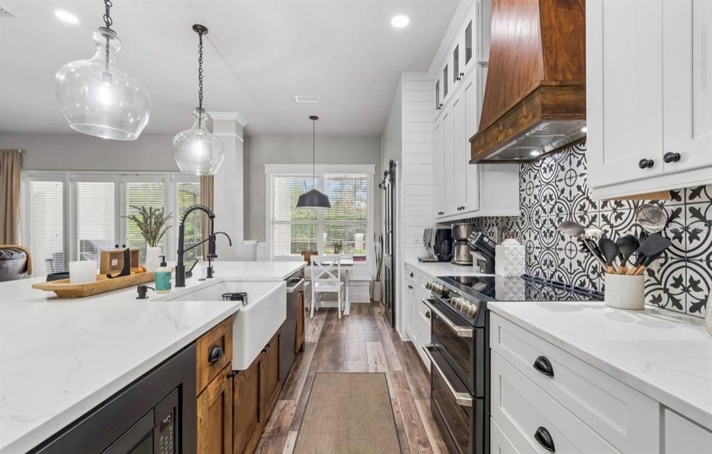 Activo con contrato: $899,900 (4 camas, 3 baños, 2975 Pies cuadrados)