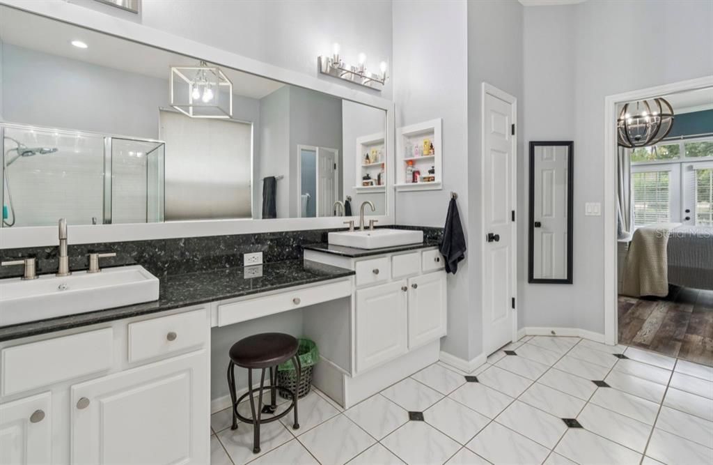 Activo con contrato: $899,900 (4 camas, 3 baños, 2975 Pies cuadrados)