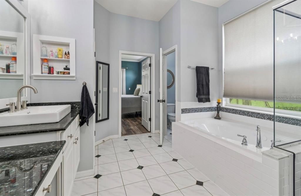 Activo con contrato: $899,900 (4 camas, 3 baños, 2975 Pies cuadrados)