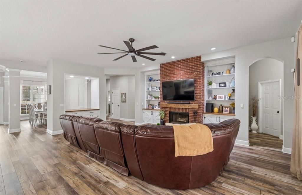 Activo con contrato: $899,900 (4 camas, 3 baños, 2975 Pies cuadrados)