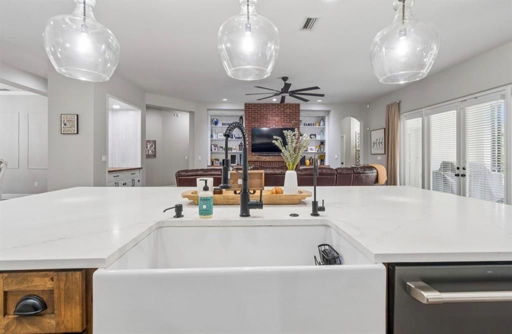 Activo con contrato: $899,900 (4 camas, 3 baños, 2975 Pies cuadrados)