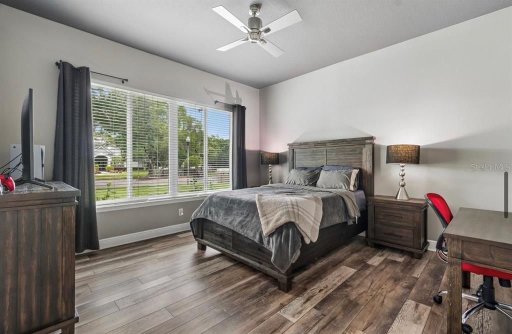 Activo con contrato: $899,900 (4 camas, 3 baños, 2975 Pies cuadrados)