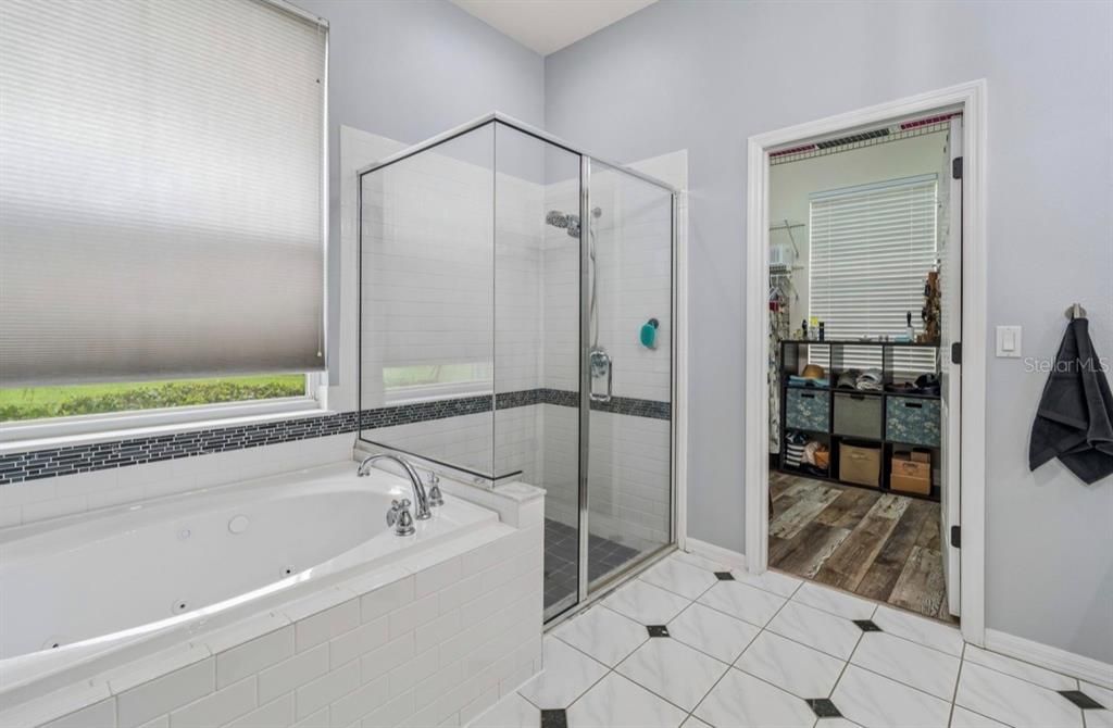 Activo con contrato: $899,900 (4 camas, 3 baños, 2975 Pies cuadrados)
