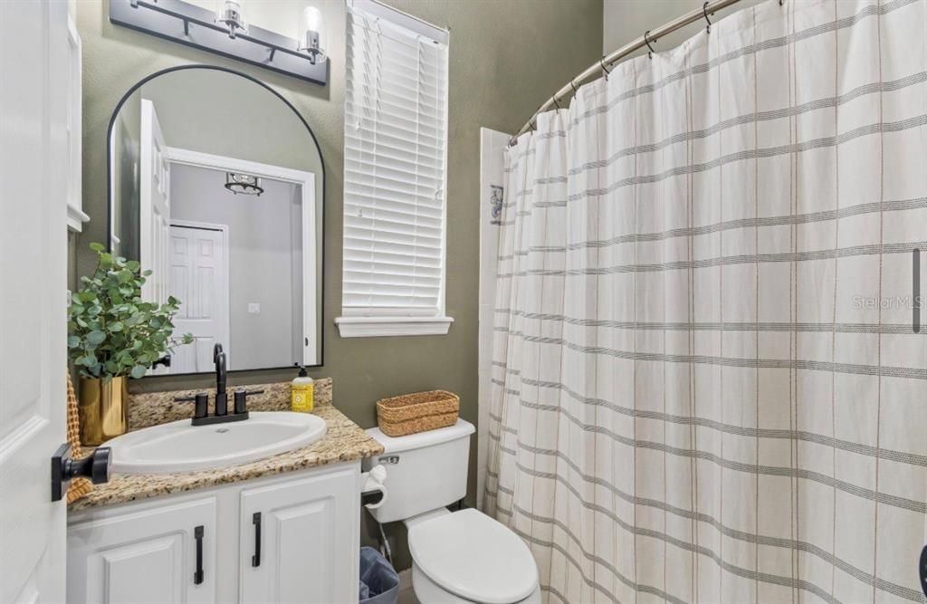 Activo con contrato: $899,900 (4 camas, 3 baños, 2975 Pies cuadrados)