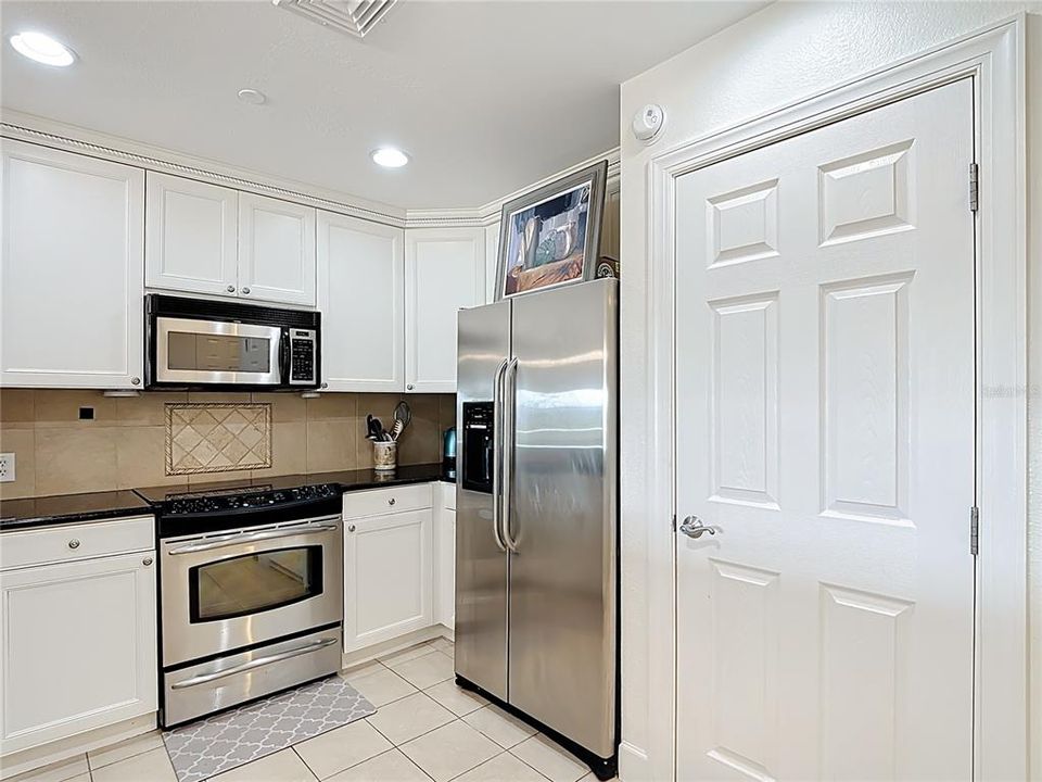 For Sale: $450,000 (3 beds, 3 baths, 1686 Square Feet)