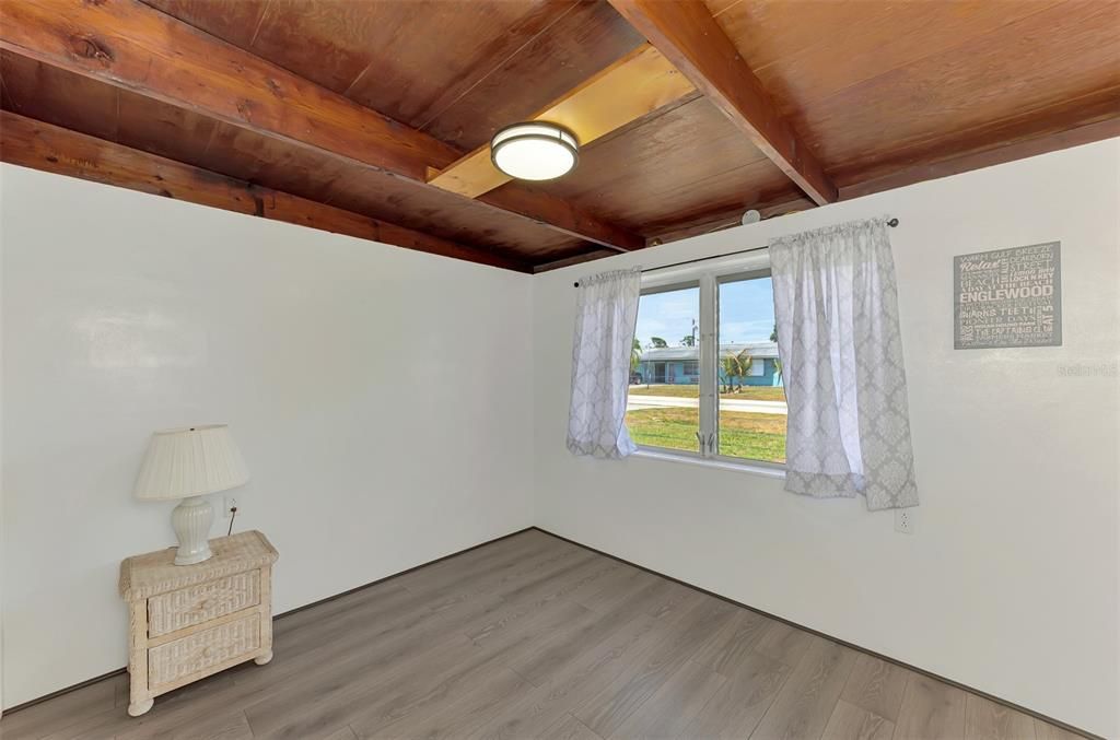 For Sale: $199,500 (2 beds, 1 baths, 616 Square Feet)
