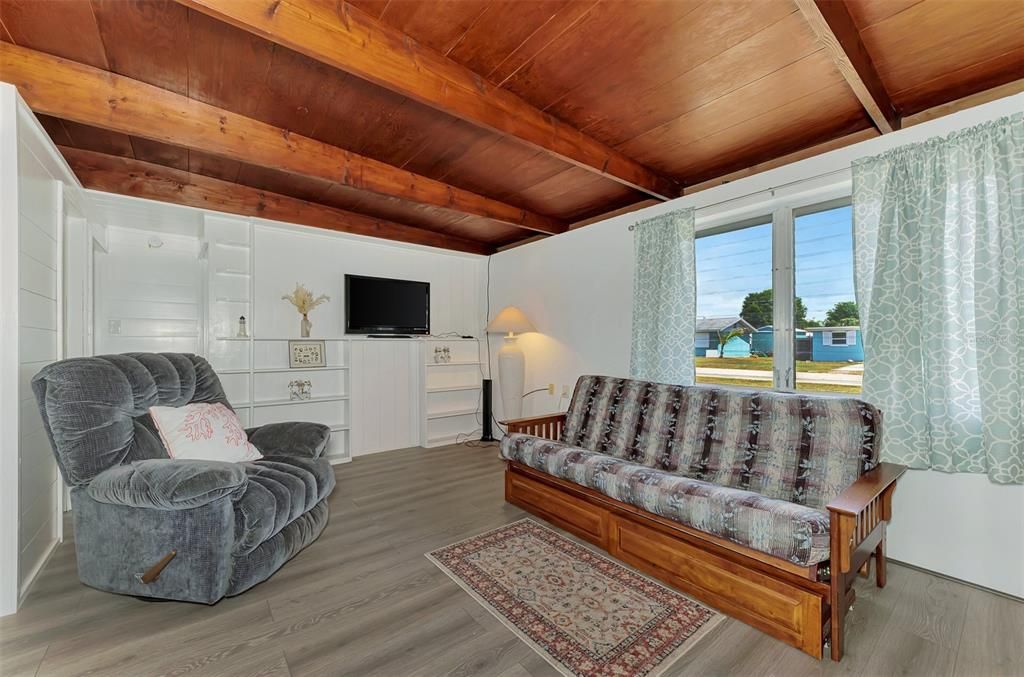 For Sale: $199,500 (2 beds, 1 baths, 616 Square Feet)