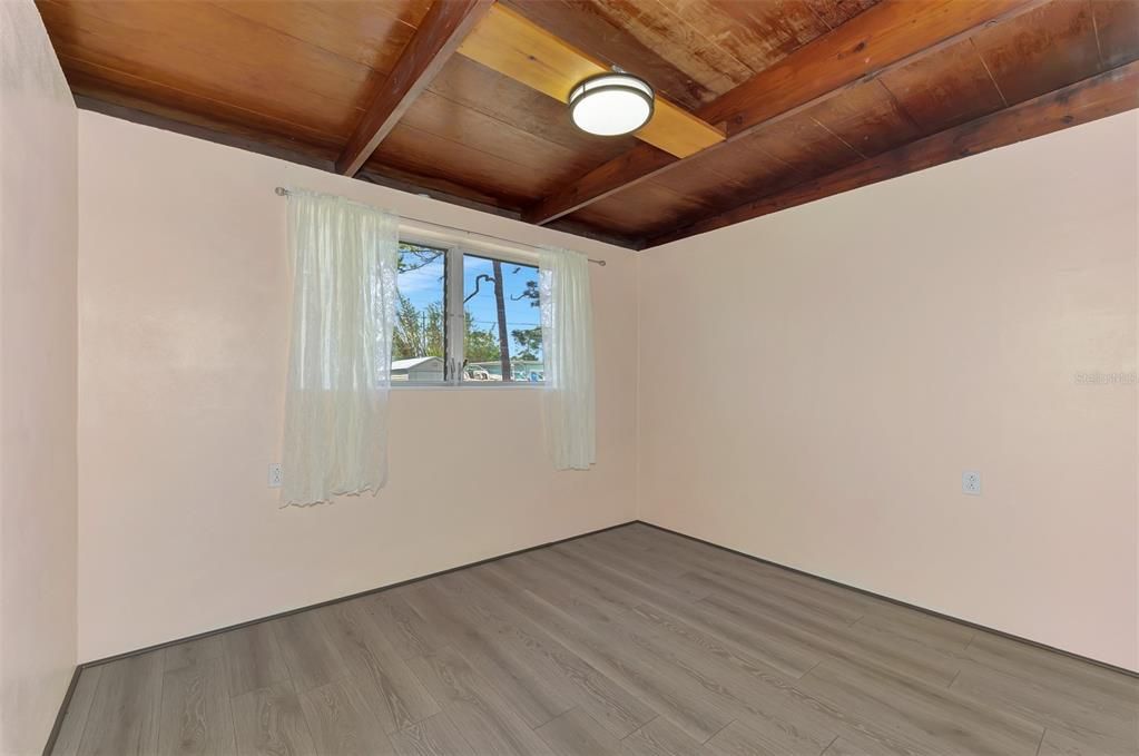 For Sale: $199,500 (2 beds, 1 baths, 616 Square Feet)