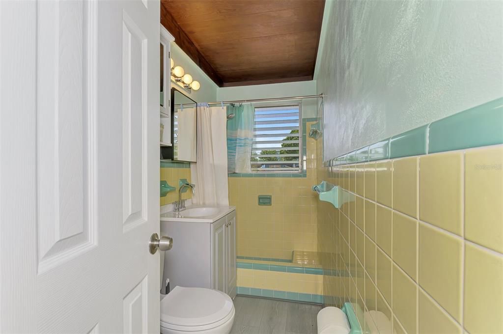 For Sale: $199,500 (2 beds, 1 baths, 616 Square Feet)