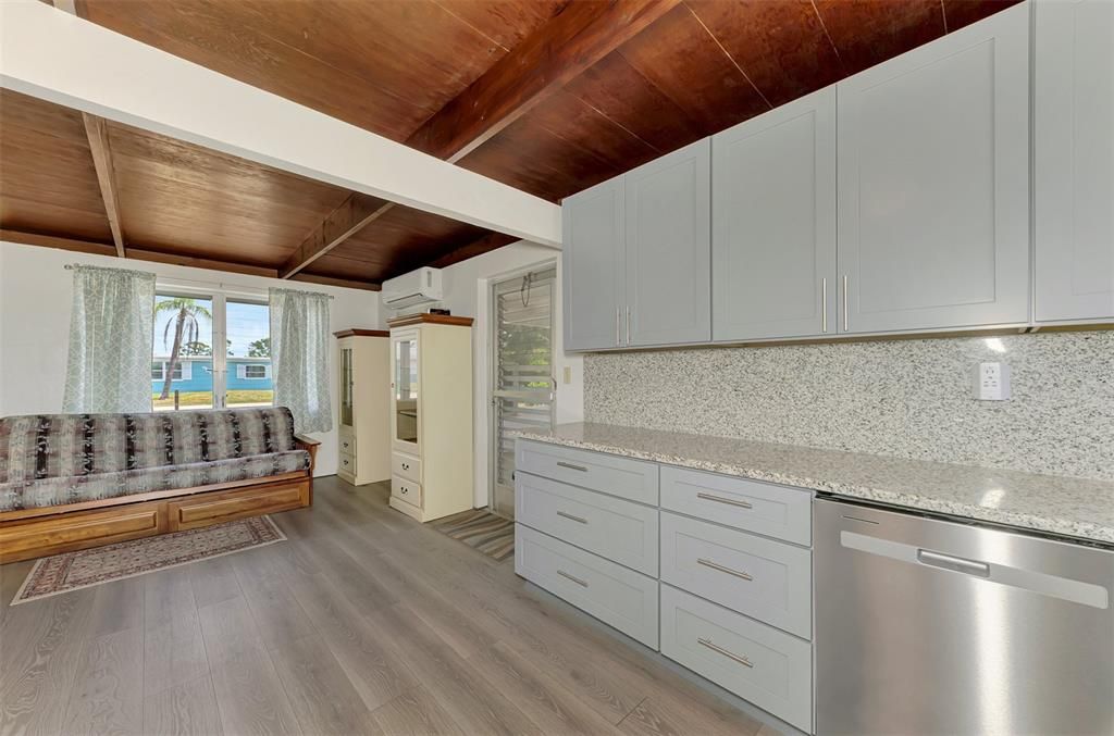 For Sale: $199,500 (2 beds, 1 baths, 616 Square Feet)