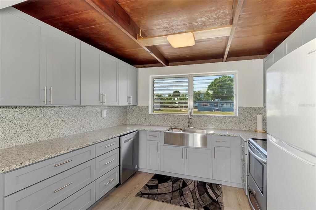 For Sale: $199,500 (2 beds, 1 baths, 616 Square Feet)