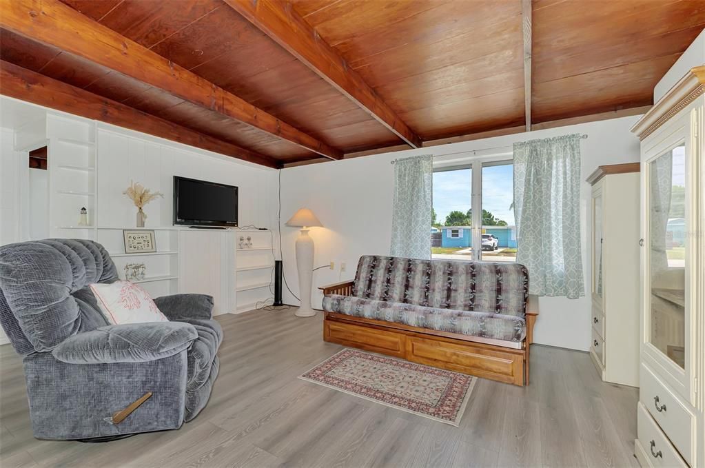 For Sale: $199,500 (2 beds, 1 baths, 616 Square Feet)