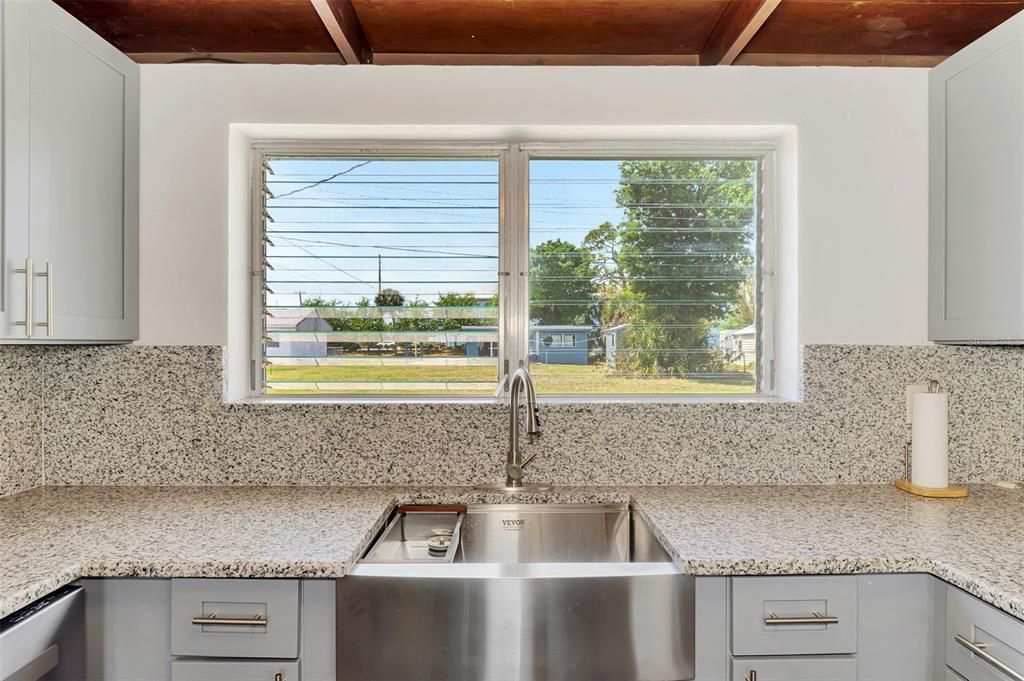 For Sale: $199,500 (2 beds, 1 baths, 616 Square Feet)