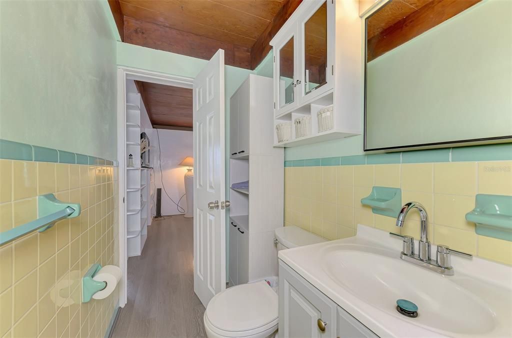 For Sale: $199,500 (2 beds, 1 baths, 616 Square Feet)