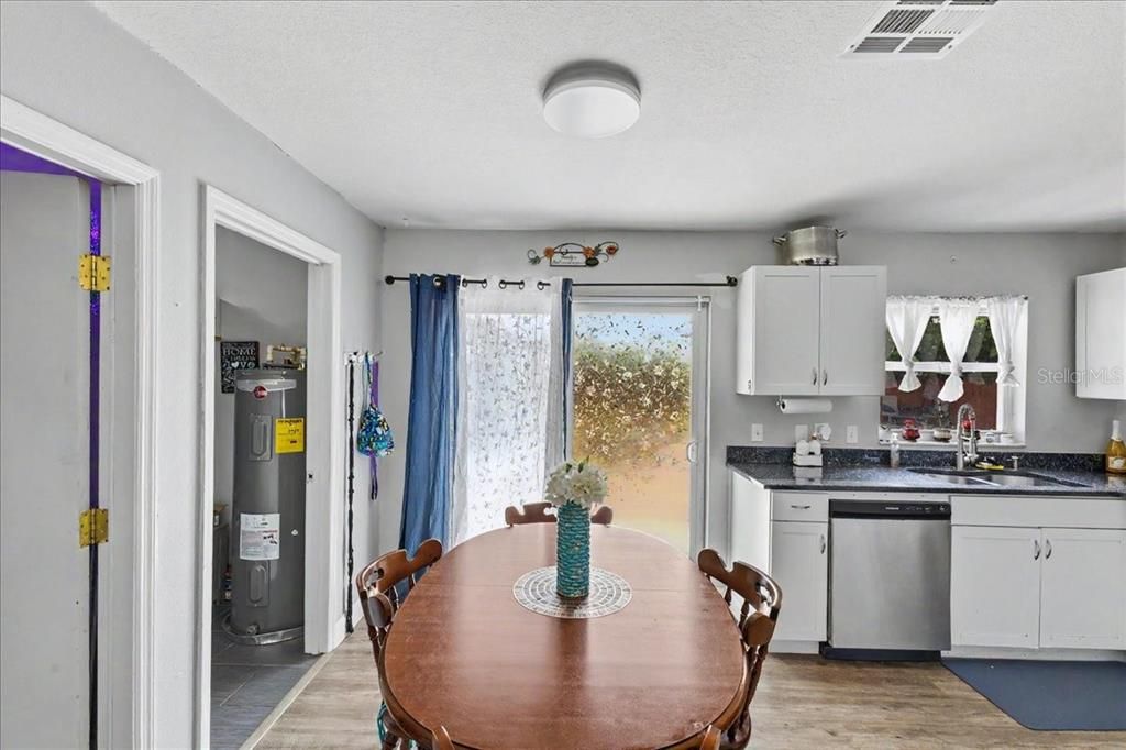 For Sale: $275,000 (3 beds, 2 baths, 1300 Square Feet)