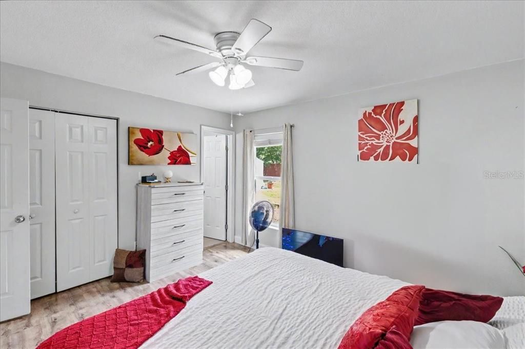 For Sale: $275,000 (3 beds, 2 baths, 1300 Square Feet)