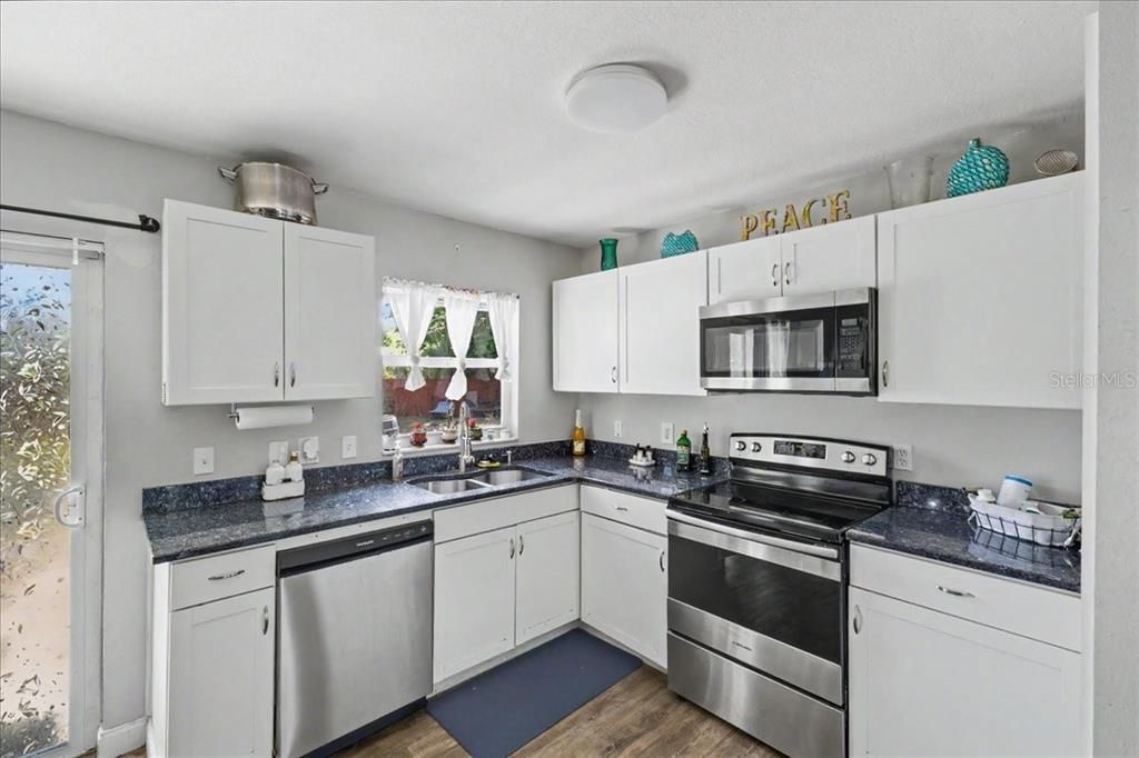For Sale: $275,000 (3 beds, 2 baths, 1300 Square Feet)