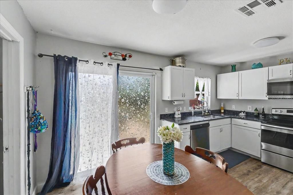 For Sale: $275,000 (3 beds, 2 baths, 1300 Square Feet)