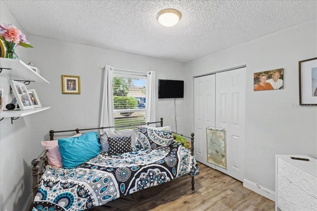 For Sale: $275,000 (3 beds, 2 baths, 1300 Square Feet)