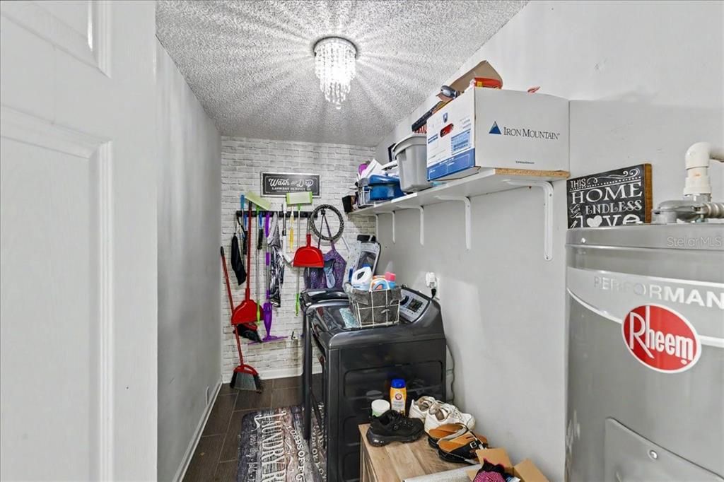 For Sale: $275,000 (3 beds, 2 baths, 1300 Square Feet)