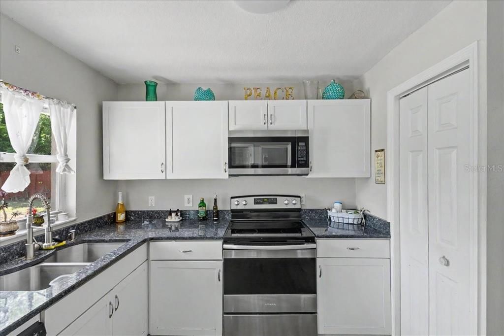 For Sale: $275,000 (3 beds, 2 baths, 1300 Square Feet)