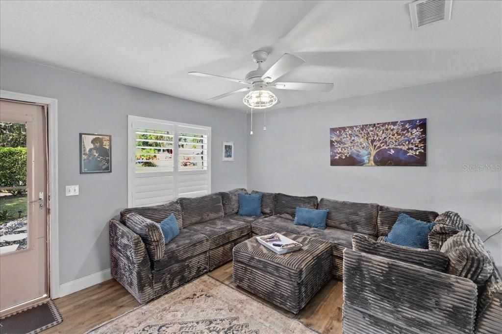 For Sale: $275,000 (3 beds, 2 baths, 1300 Square Feet)