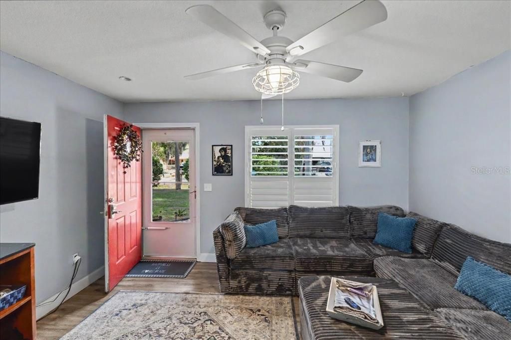For Sale: $275,000 (3 beds, 2 baths, 1300 Square Feet)