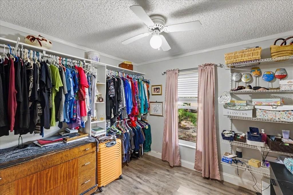 For Sale: $275,000 (3 beds, 2 baths, 1300 Square Feet)