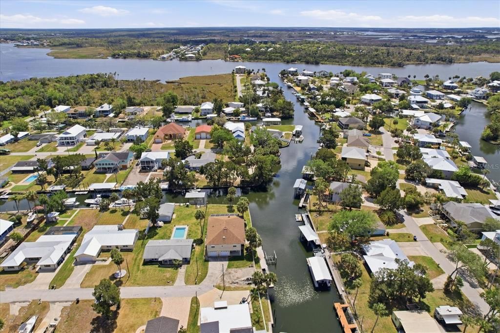 На продажу: $549,000 (0.42 acres)