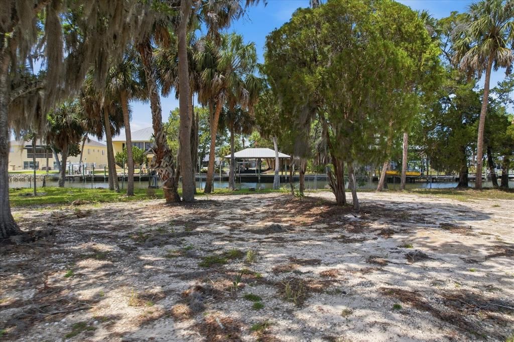 На продажу: $549,000 (0.42 acres)