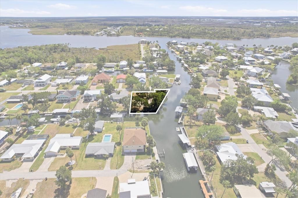 На продажу: $549,000 (0.42 acres)