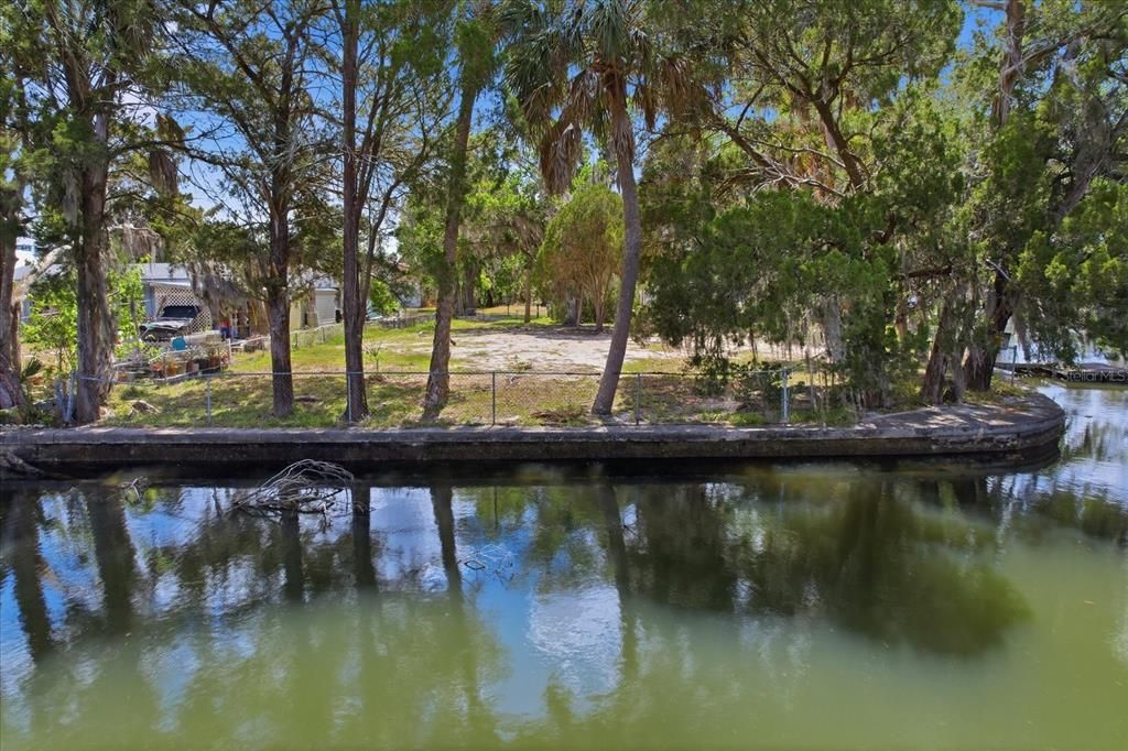 На продажу: $549,000 (0.42 acres)