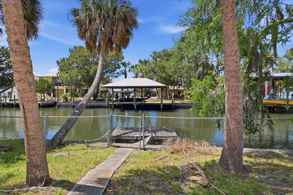 На продажу: $549,000 (0.42 acres)