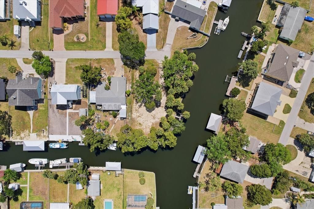 На продажу: $549,000 (0.42 acres)