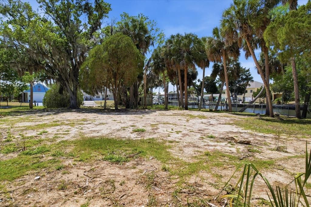 На продажу: $549,000 (0.42 acres)