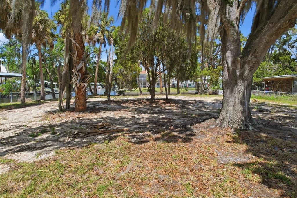 На продажу: $549,000 (0.42 acres)