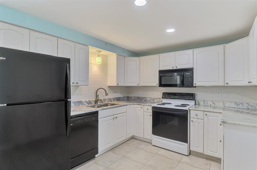 Active With Contract: $260,000 (2 beds, 2 baths, 1143 Square Feet)