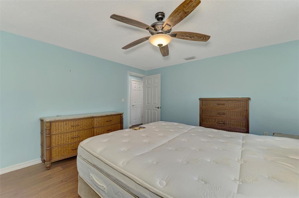 Active With Contract: $260,000 (2 beds, 2 baths, 1143 Square Feet)