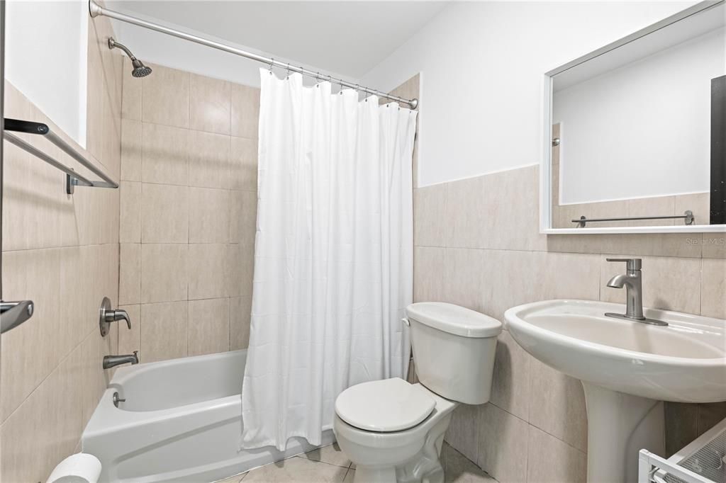 На продажу: $569,000 (2 спален, 2 ванн, 1075 Квадратных фут)
